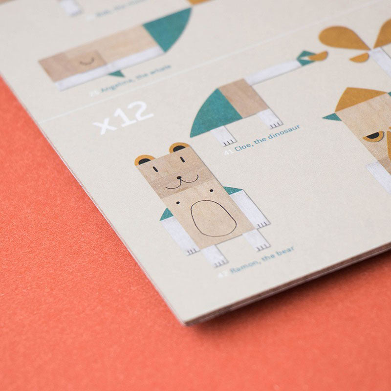 Detailansicht der Bauanleitung mit einem Beispieltier aus Holzformen – ein Bär mit rundem Körper und kleinen Ohren.