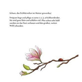 Buchseite mit Text über eine Eichhörnchenmutter und ihre Jungen, darunter eine zarte Illustration eines blühenden Zweigs mit einem Marienkäfer.