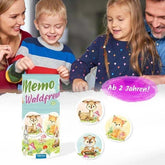 Kinder und Eltern spielen das Memo Spiel Waldfreunde