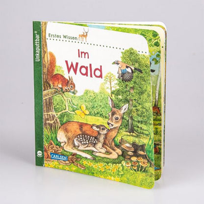 Buch „Im Wald“ als aufgestelltes Pappbilderbuch, Vorderseite sichtbar.