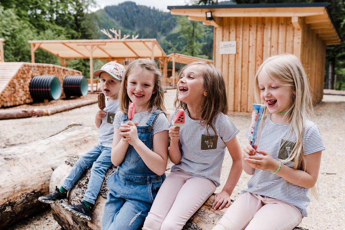 Kinder beim Eis essen im Waldpark Hochreiter