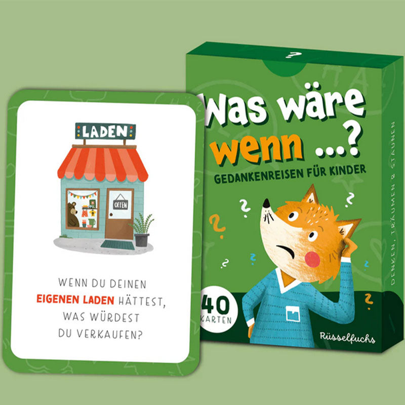 Spielkarten-Set Was wäre wenn mit grüner Box, illustriertem Fuchs mit Fragezeichen und einer Beispielkarte mit Ladenmotiv und kindgerechter Frage auf hellem Hintergrund