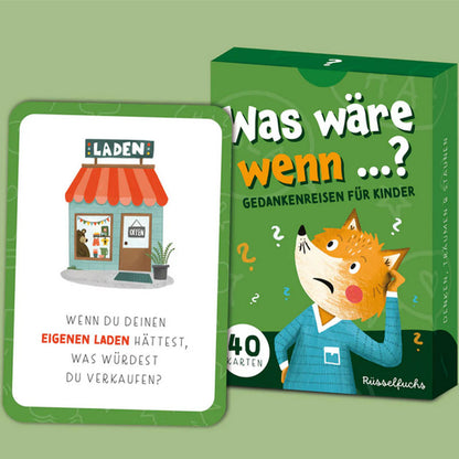 Spielkarten-Set Was wäre wenn mit grüner Box, illustriertem Fuchs mit Fragezeichen und einer Beispielkarte mit Ladenmotiv und kindgerechter Frage auf hellem Hintergrund
