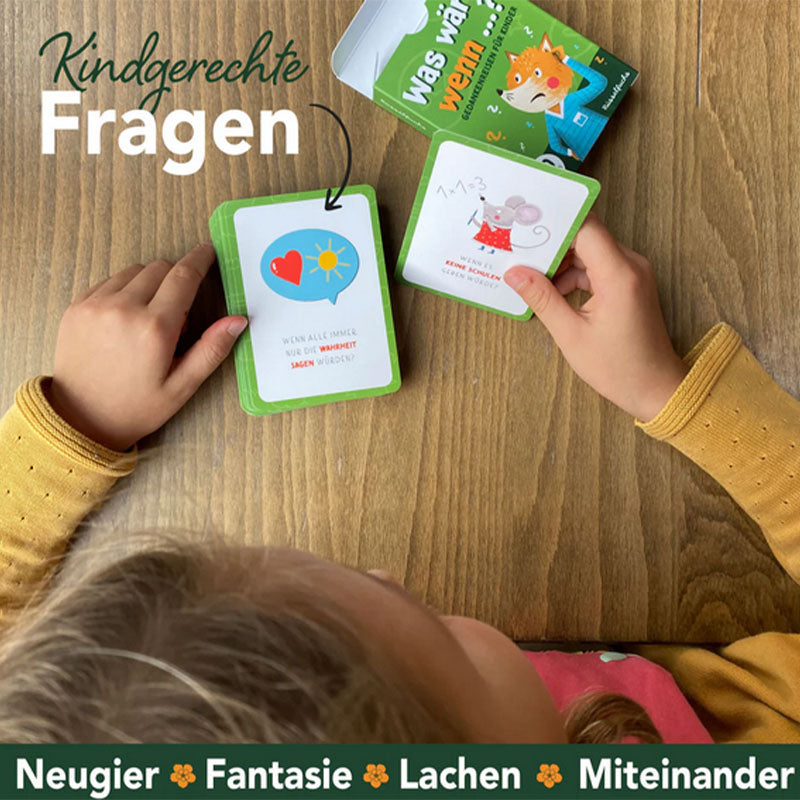 Alltagsszene mit Kindernhänden, die mehrere grüne Fragekarten auf einem Holztisch halten, geöffnete Kartenbox im Hintergrund und Illustration mit Symbolen und kurzen Fragen