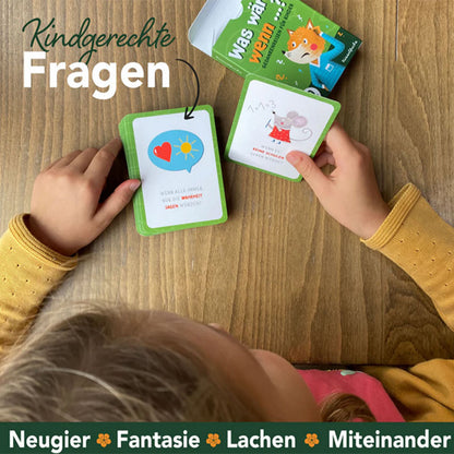 Alltagsszene mit Kindernhänden, die mehrere grüne Fragekarten auf einem Holztisch halten, geöffnete Kartenbox im Hintergrund und Illustration mit Symbolen und kurzen Fragen