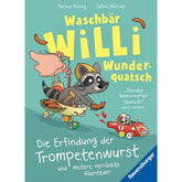 Buchcover von „Waschbär Willi Wunderquatsch“ mit Waschbär auf Gefährt und fliegenden Würsten.