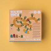 Rückseite der Spielschachtel „Win Win Winter“ mit Darstellung des Spielplans und Beschreibung in mehreren Sprachen.