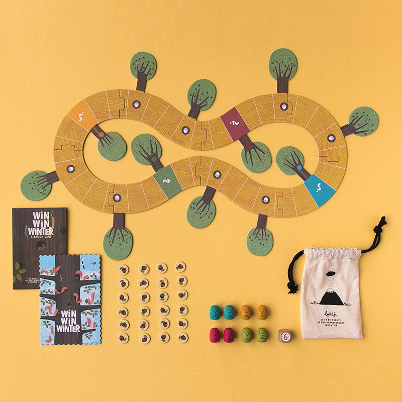 Spielmaterial ausgebreitet: Spielfeld in Form einer Acht, Karten, Holzfiguren, Spielchips und Stoffbeutel.