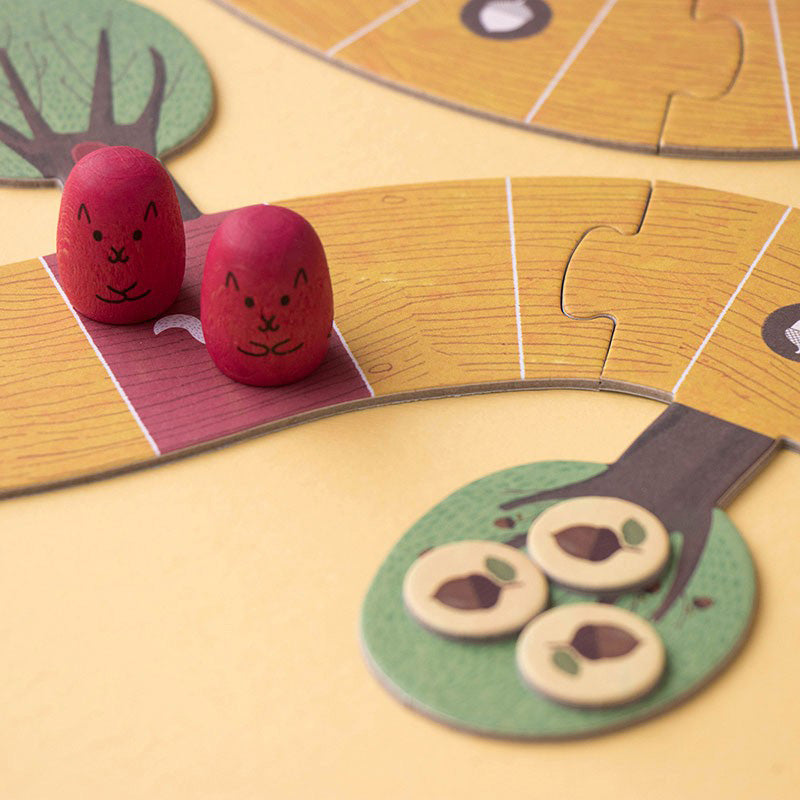 Nahaufnahme roter Spielfiguren auf dem Spielbrett, dargestellt als kleine Eichhörnchen.