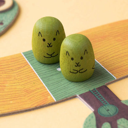 Zwei grüne Eichhörnchen-Spielfiguren auf einem Spielfeld.