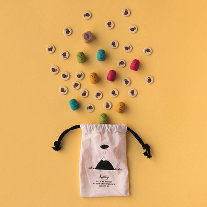 Stoffbeutel mit Spielsteinen und Eichhörnchen-Figuren, die herauspurzeln