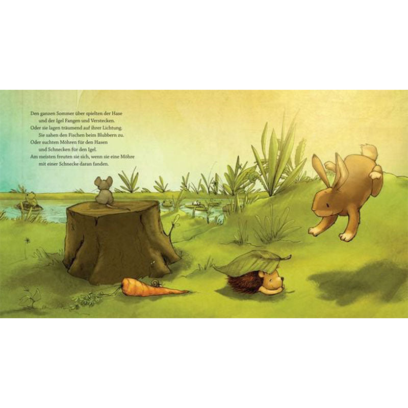 Buchseite: Igel versteckt sich unter einem Blatt, Hase springt darüber, daneben ein Baumstumpf mit Maus und ein See im Hintergrund.
