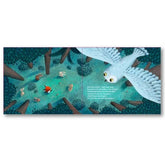 Buchseite zeigt Fuchs und kleine Tiere im Wald aus der Vogelperspektive, darüber fliegt eine Eule.