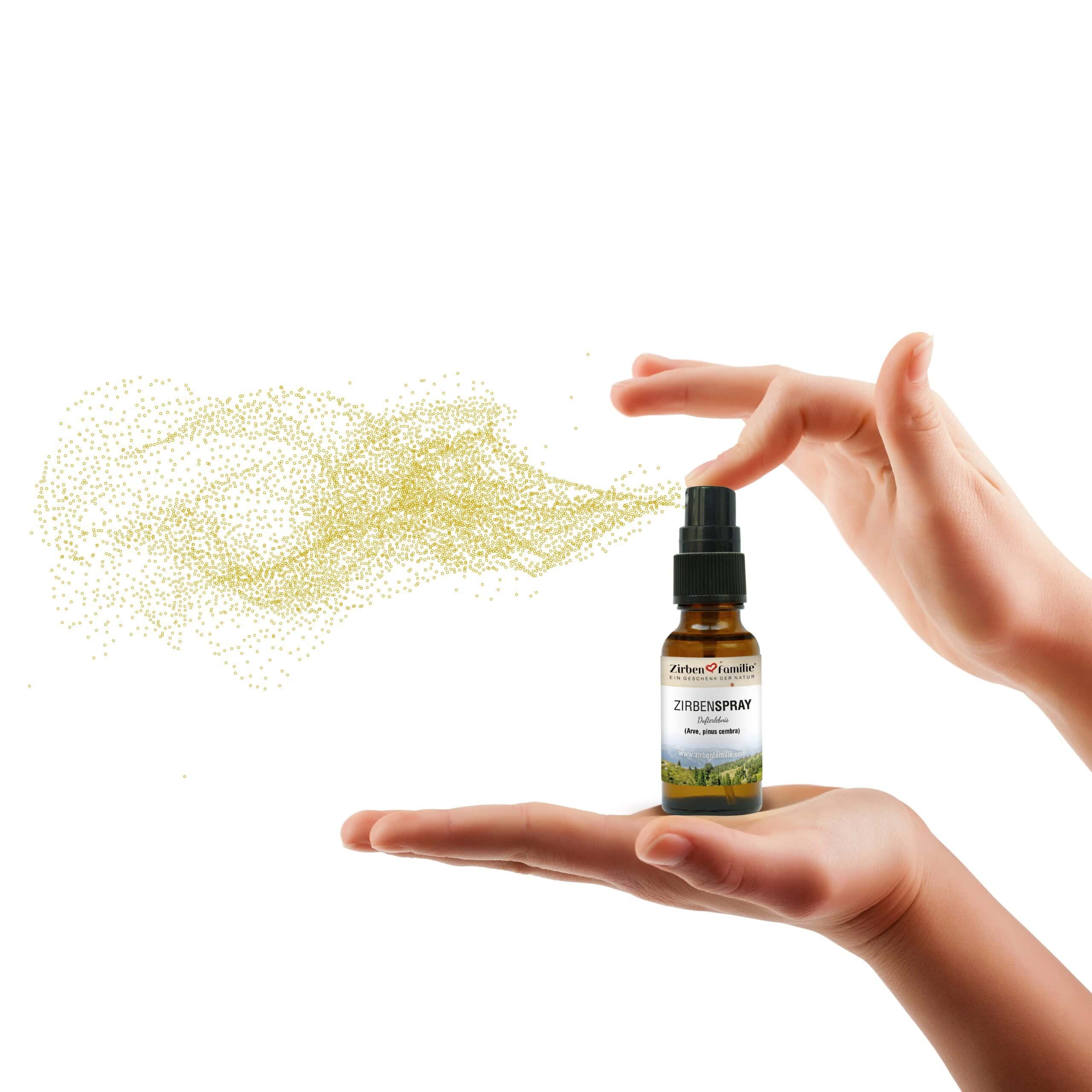Hand drückt auf hochwertigen Zirbenspray um ihm zu aktivieren