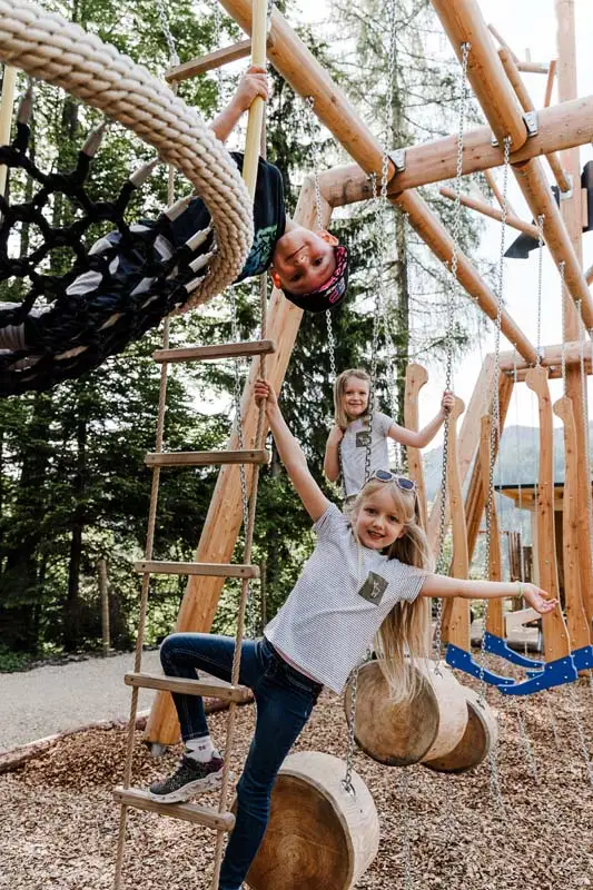 Volksschulkinder beim Klettern am Holztrail im Waldpark